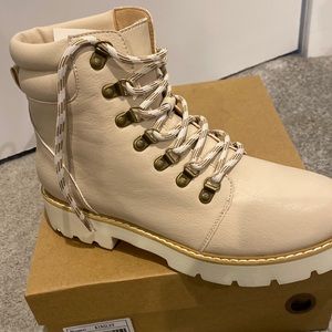 Brand new Kinsley boots!!! Never worn! Still has stuffing inside boot!